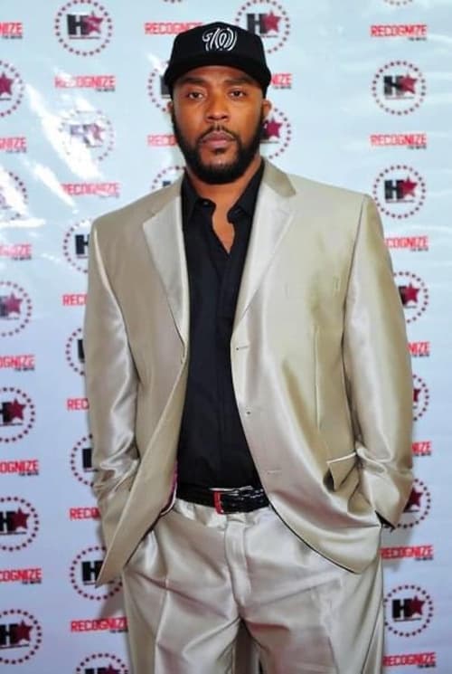 Terry T. Miles as Dee Dee