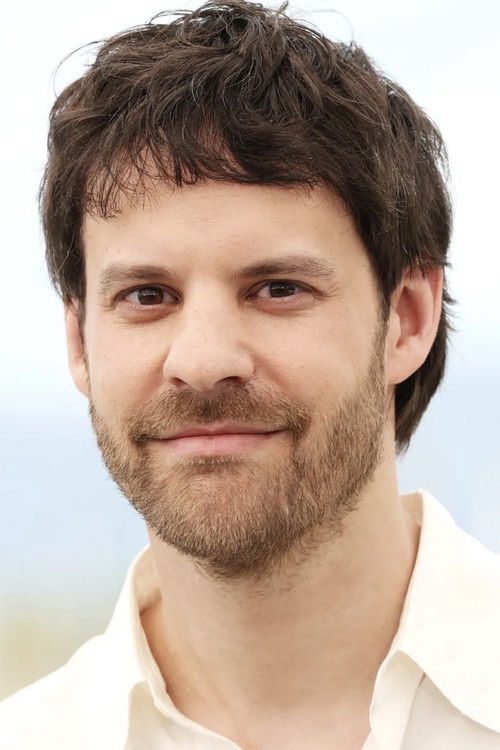 Charlie Polinger as Tomas