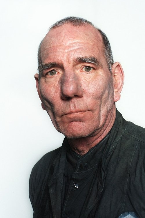 Pete Postlethwaite as Maurice Fischer
