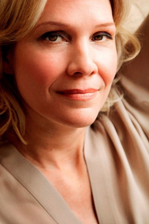 Stevie Holland as Linda Porter