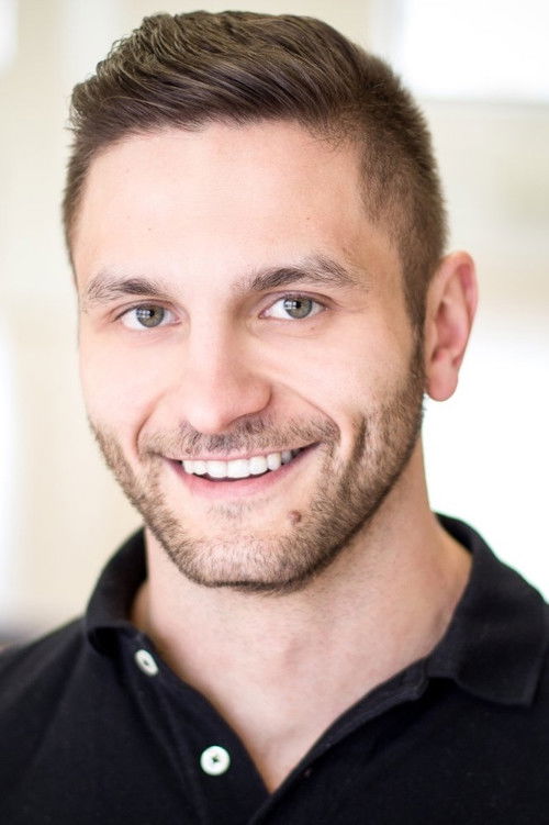 Kirill Sheynerman as Gil Newsome