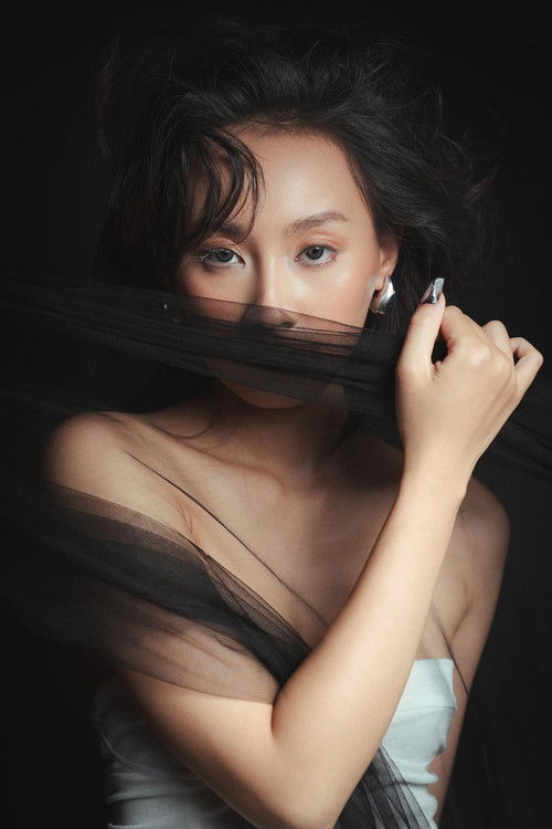 Van Anh Nguyen as Trang