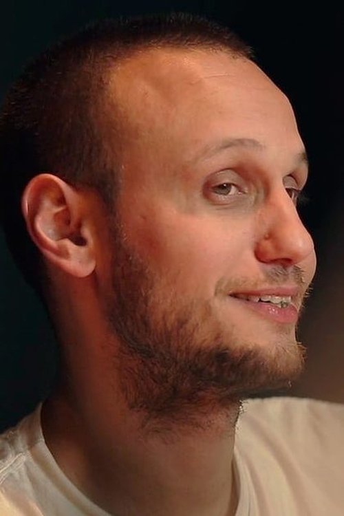 Arturo Frutos as Maxi