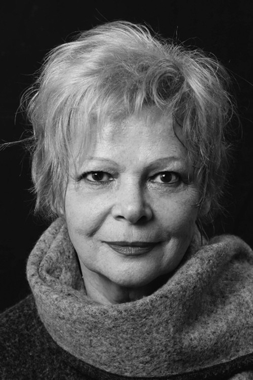 Viorica Farkas as Flora