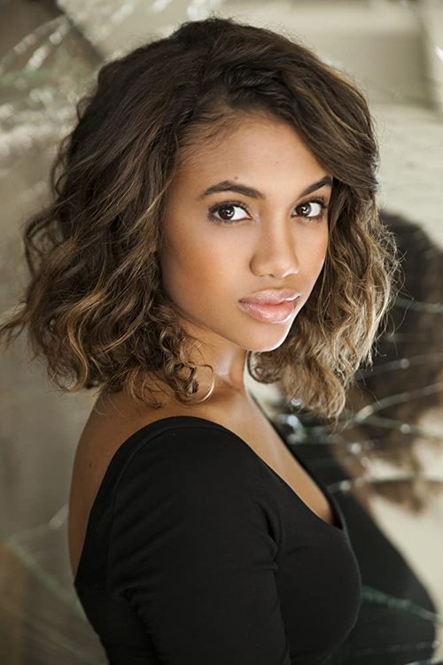 Paige Hurd as Eve Simons