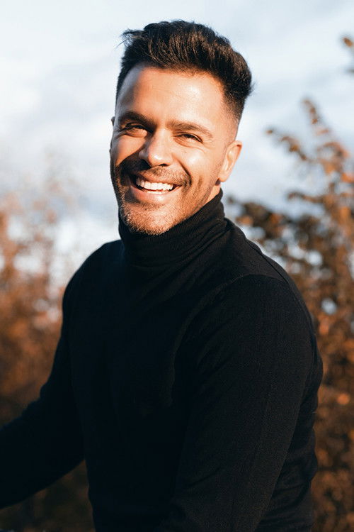 Sirvan Khosravi as Siamak