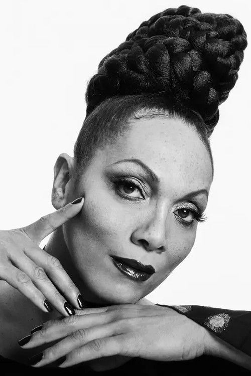 Lina Bradford as Mona