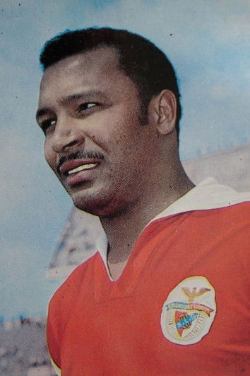 Mário Coluna as Self