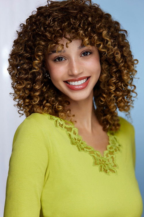 Nandi Summers as Mia