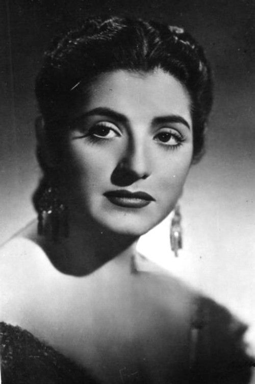 Juanita Reina as Lola