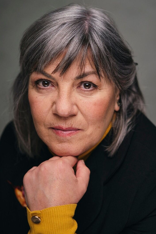 Clara Nogueira as Maid