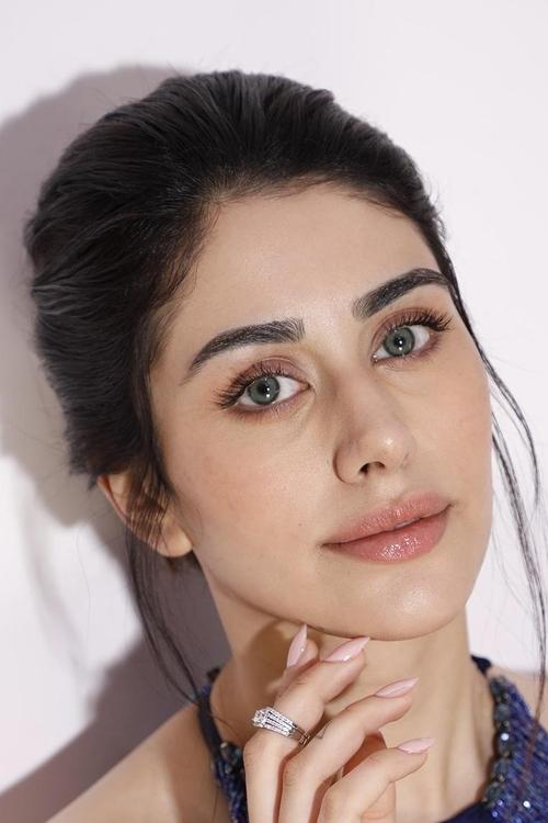 Hira Warina as Special Appearance in "Munna Badnaam Hua" Song