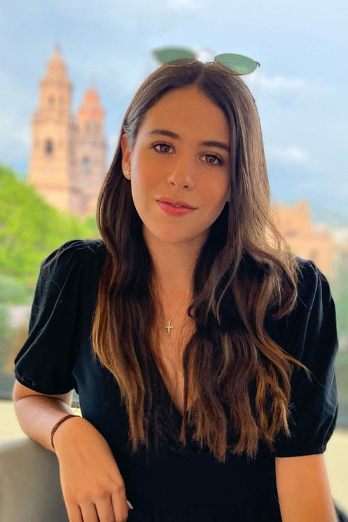 Romina Anaya as Julia