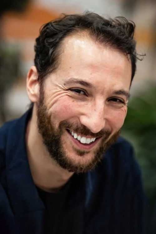 Nabil Djedouani as Le rédacteur en chef