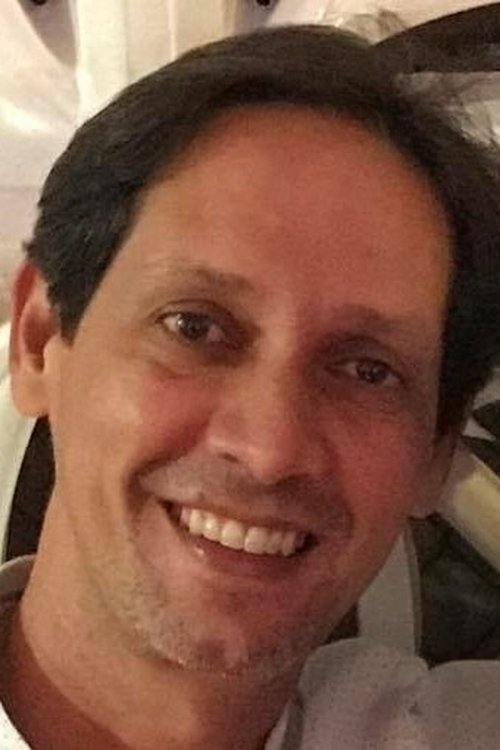 Julio Ramos as Tío Quique