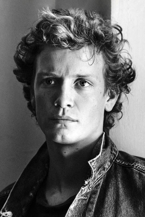 Martijn Lakemeier as Leon