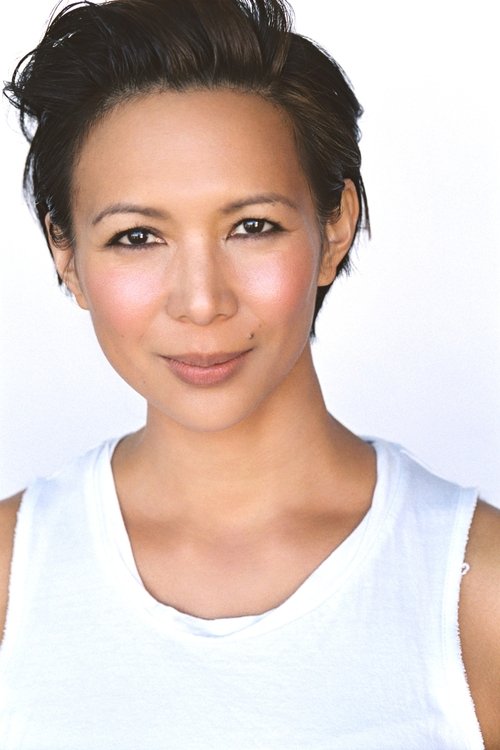 Marita de Lara as Tita Pia