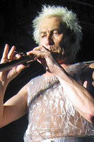 Jean-Louis Jossic as lead vocal, chœurs, cromorne, bombarde, chalemie, psaltérion