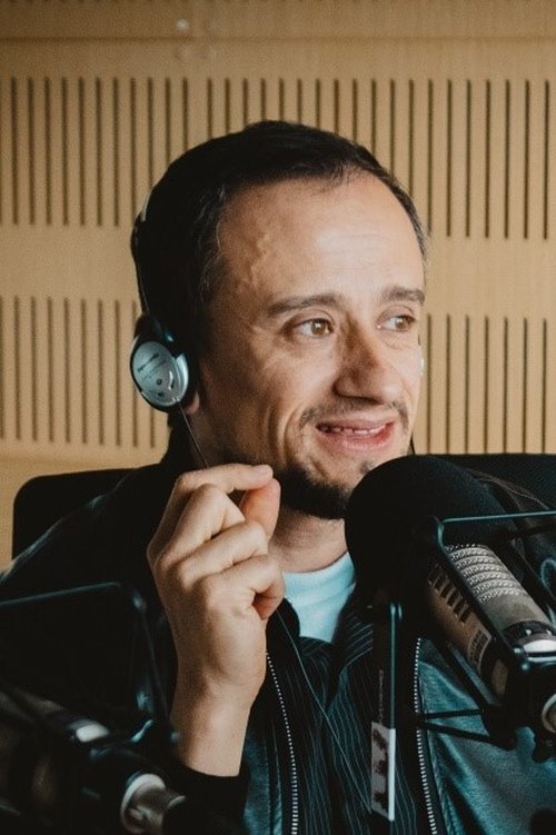 Bernardo García as El Periodista Contemporaneo