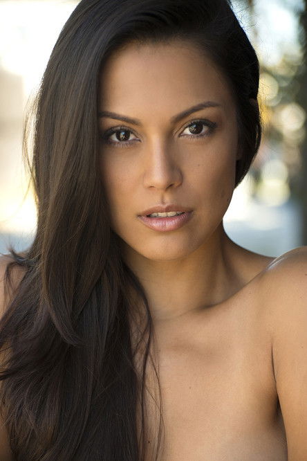 Raquel Pomplun as Vida