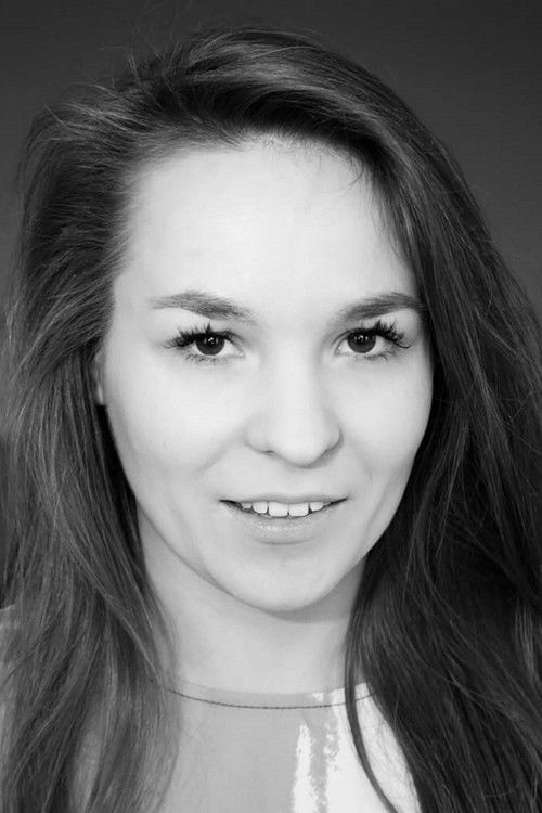 Zanda Mankopa as Anna