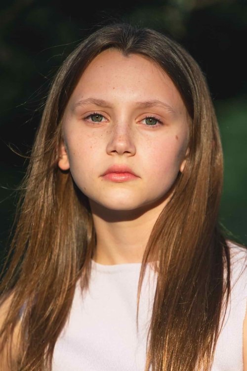 Kennedy Moyer as Dee