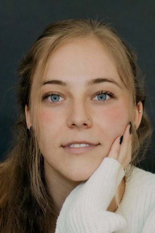 Sabrina Broyles as Maisey