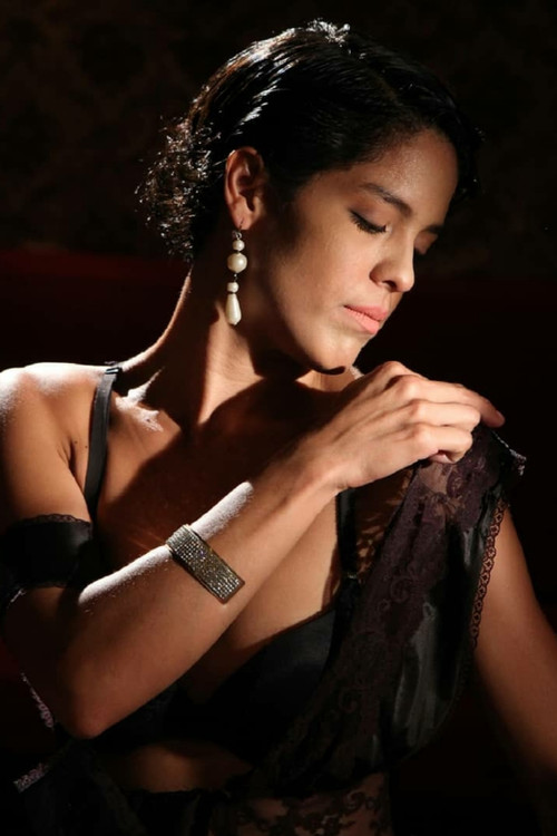 América Zerpa as Woman in the hall