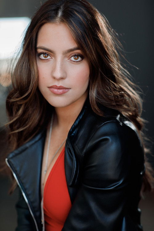 Anastasia Kasimos as Lea Breton