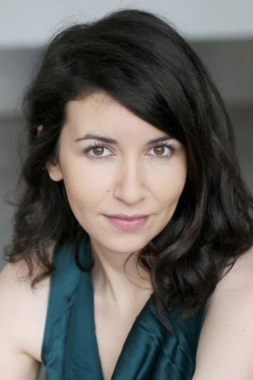 Eloïse Chatillon as Lona