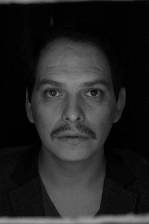 Julio César Álvarez as Doctor