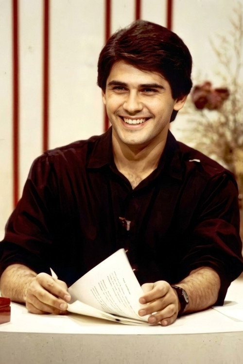 César Filho as Apresentador