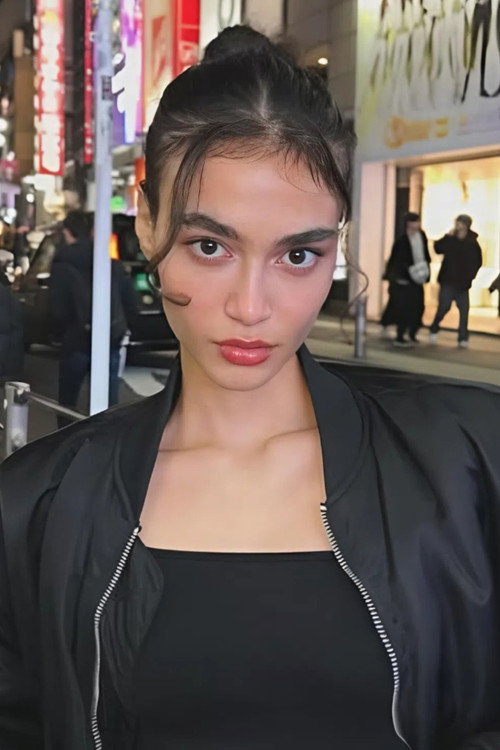 Özge Bilici as Defne