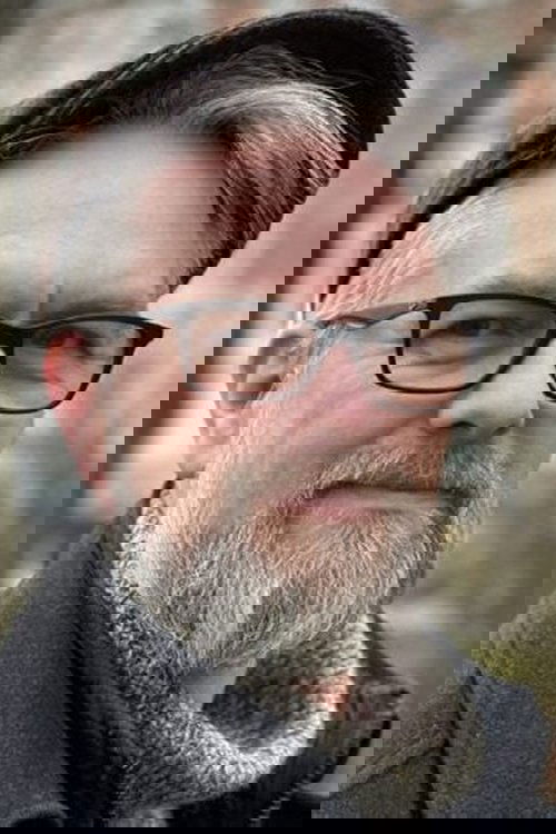 Martin Strange-Hansen as Præst