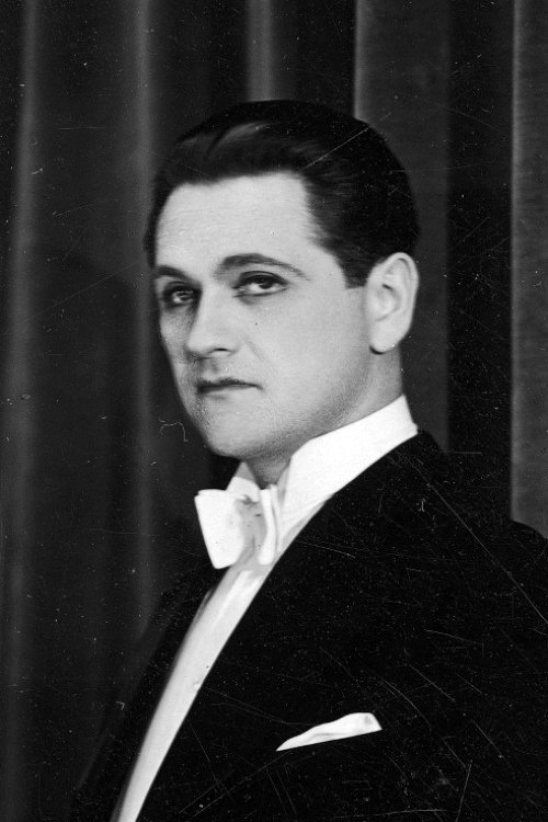 Eugeniusz Bodo as Paweł Gawlicki