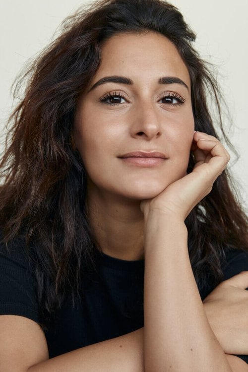 Dilan Yurdakul as Esra Kaplan