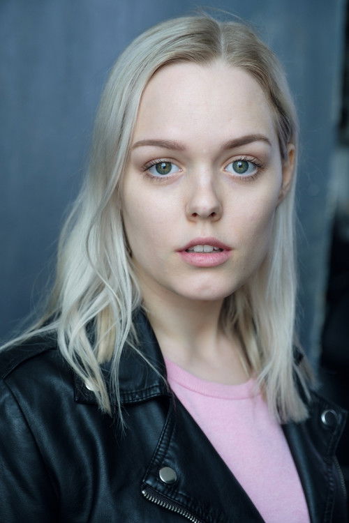 Charlotte Christof as Victoria