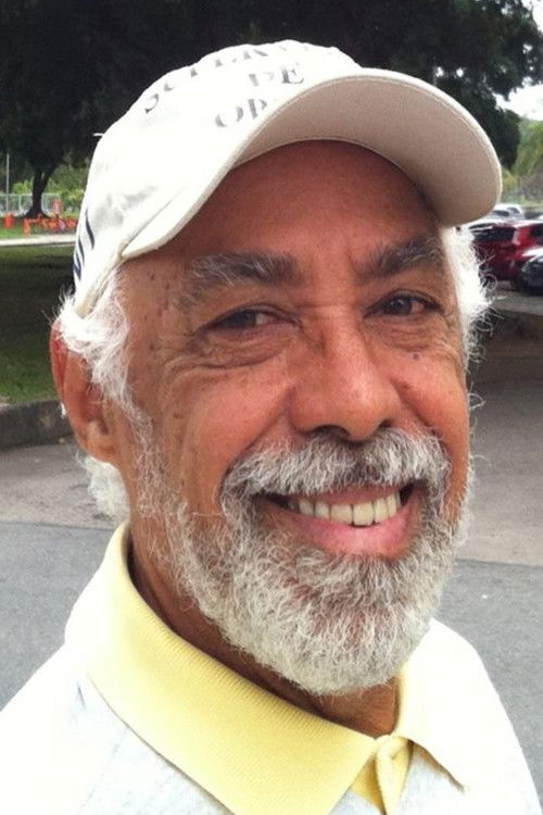 Alfredo Garcês as Padre