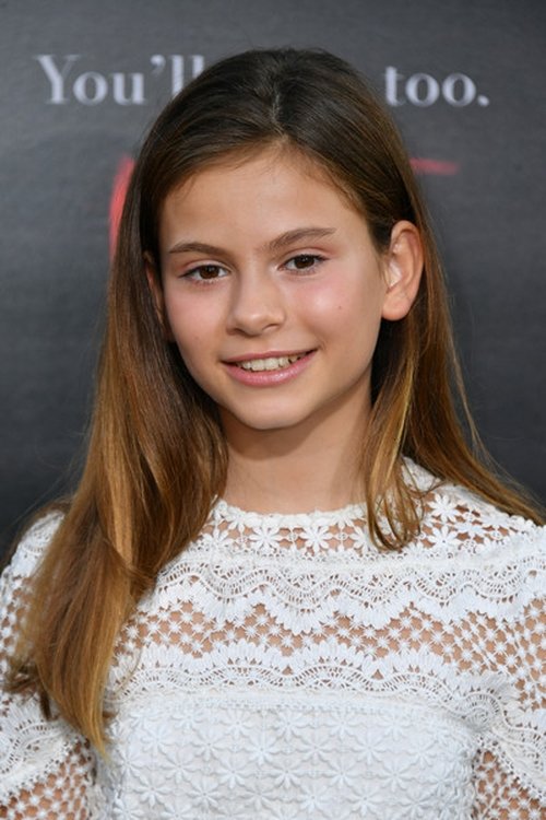 Lou Lou Safran as Leah