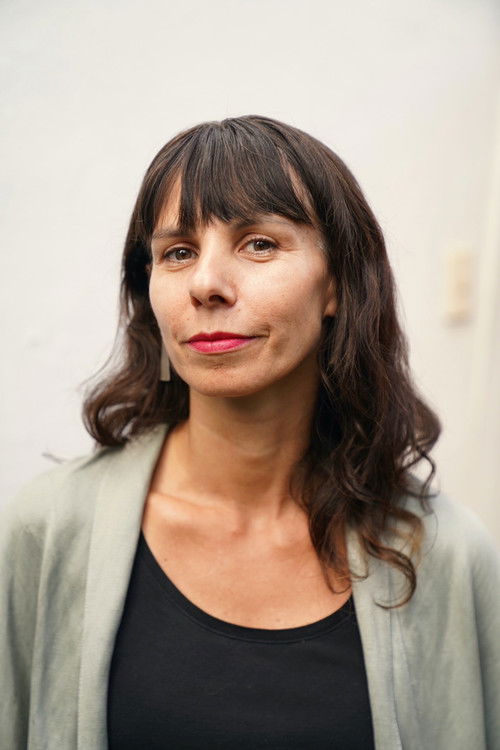 Loreto Leonvendagar as Lucy (voice) (segment "Click") / Patient 2 (segment "Ciudad de maravillas")