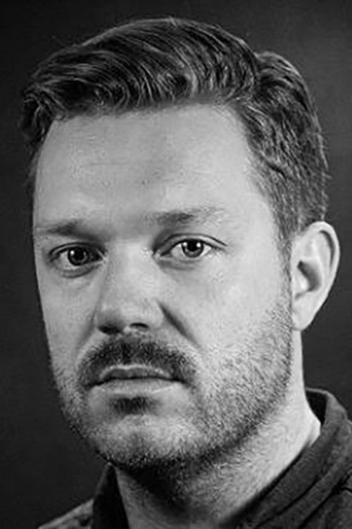 Jonas Delerud as Journalist Erlend Johansson