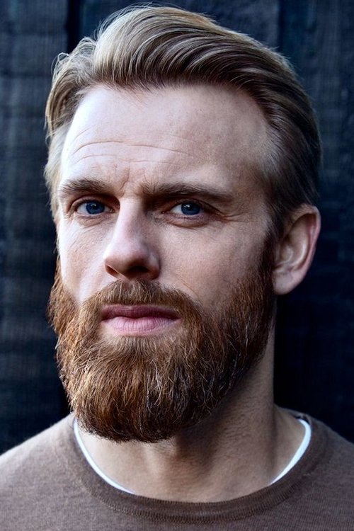 Mads Hjulmand as Mads Thomsen