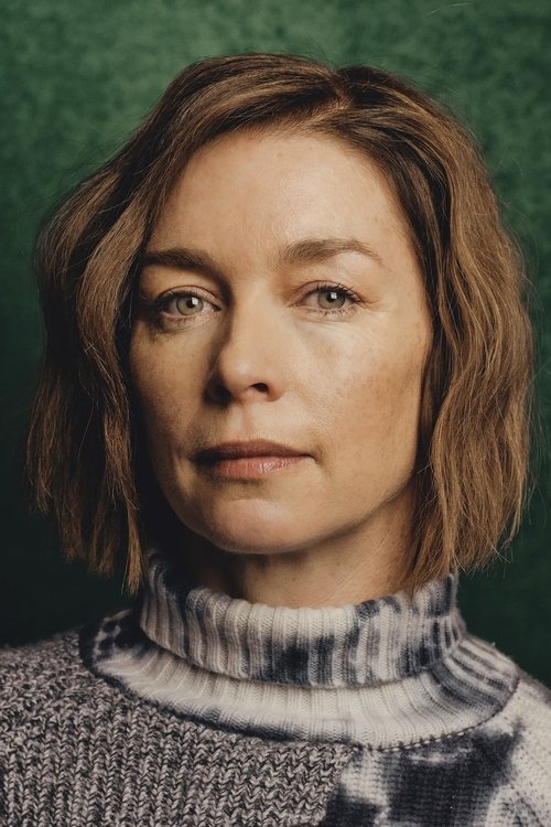 Julianne Nicholson as Samantha 'Sinatra' Redmond