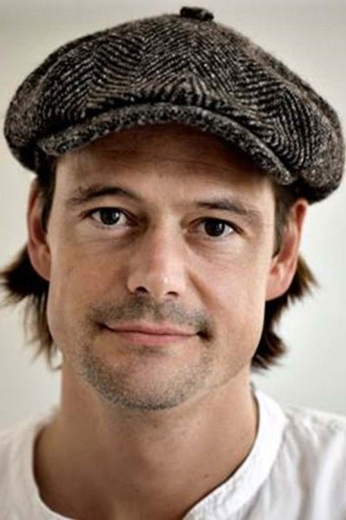 Thomas Herman as Vært