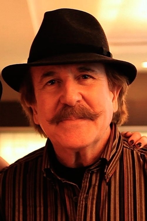 Juan Pinzás as Julián Ruiz