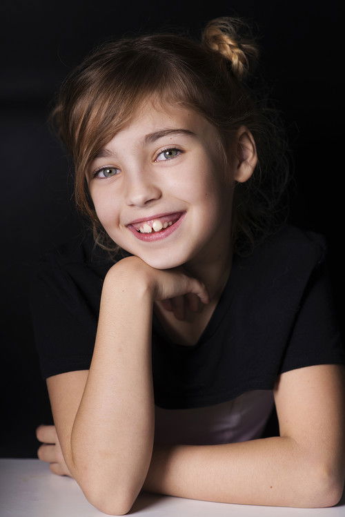 Jaydie van den Berg as Meisje met kinderpostzegels