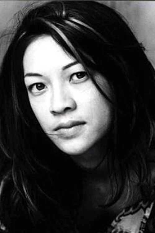 Cécilia Ngo as Waitress #1