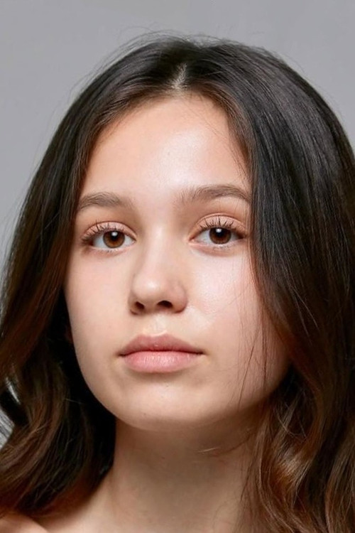 Sofia Stavrinou as Young Enola