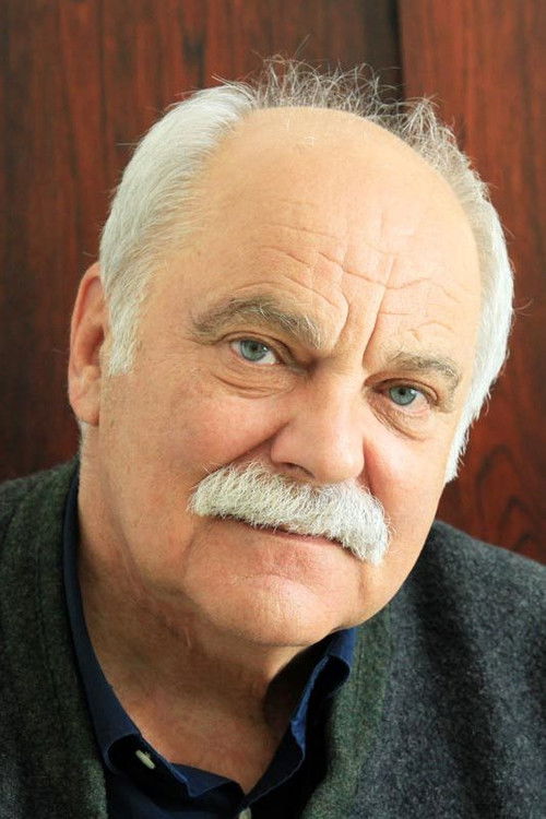 Krzysztof Szuster as milicjant w kasku w barze mlecznym