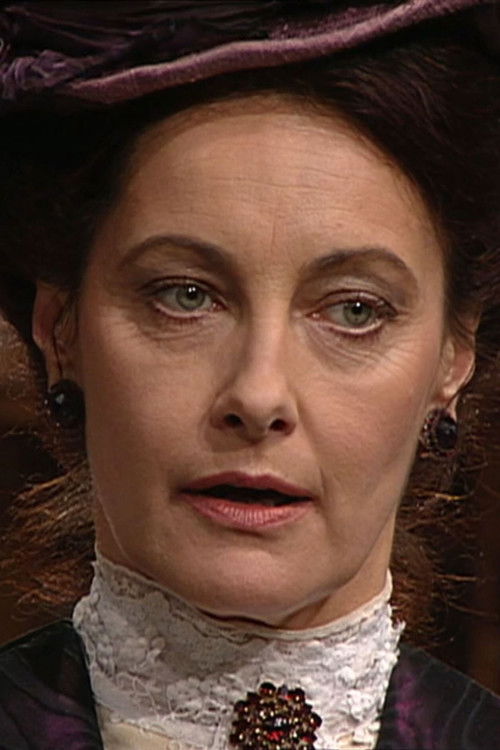 Angelika Auer as Thea Staudinger